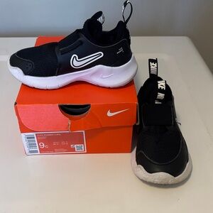 Nike Kids Flex Runner Black and White Sneakers
